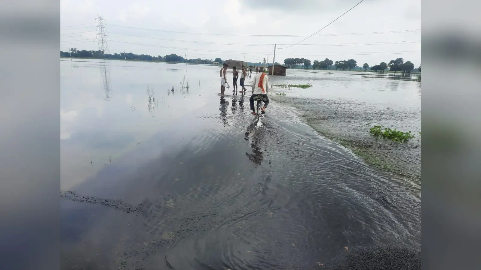 Flood In Bihar: सड़कों पर तीन फुट चढ़ा बाढ़ का पानी, मुजफ्फरपुर में लाखों आबादी का रोड कनेक्शन टूटा, देखें तस्वीर
