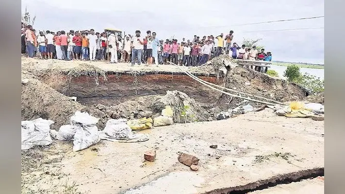 Bihar Flood 2020: गोपालगंज-बेतिया महासेतु का एप्रोच पथ पानी में बहा, चार साल पहले बने पुल पर परिचालन हुआ ठप
