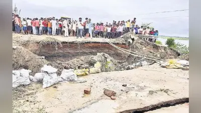 Bihar Flood 2020: गोपालगंज-बेतिया महासेतु का एप्रोच पथ पानी में बहा, चार साल पहले बने पुल पर परिचालन हुआ ठप