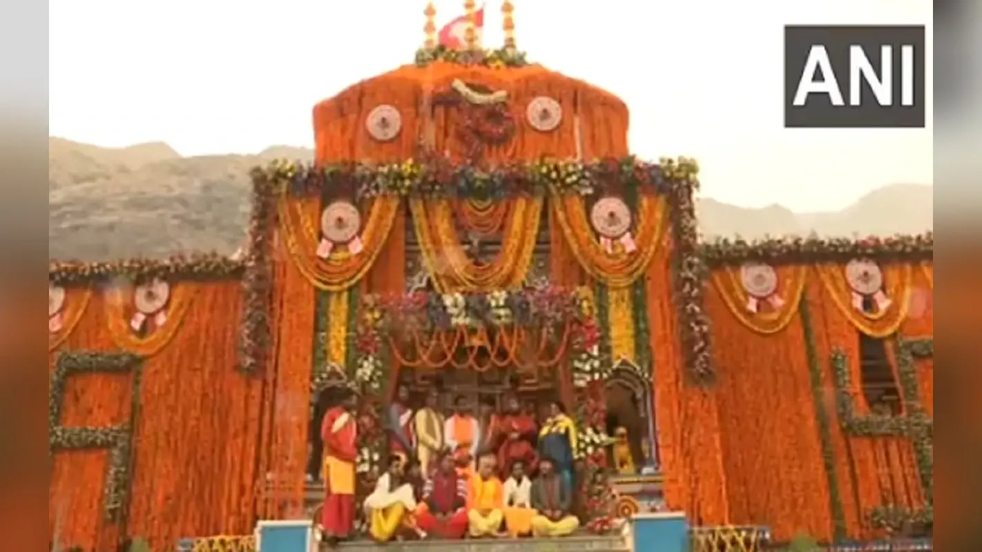 भारी बर्फबारी के बीच बद्रीनाथ धाम के कपाट खुले, श्रद्धालुओं की उमड़ी भीड़