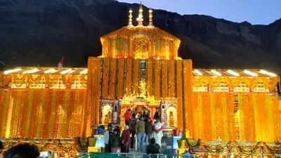 उत्तराखंड : 20 क्विंटल फूलों से सजाया गया बद्रीनाथ मंदिर, जानें कब से बंद होंगे कपाट