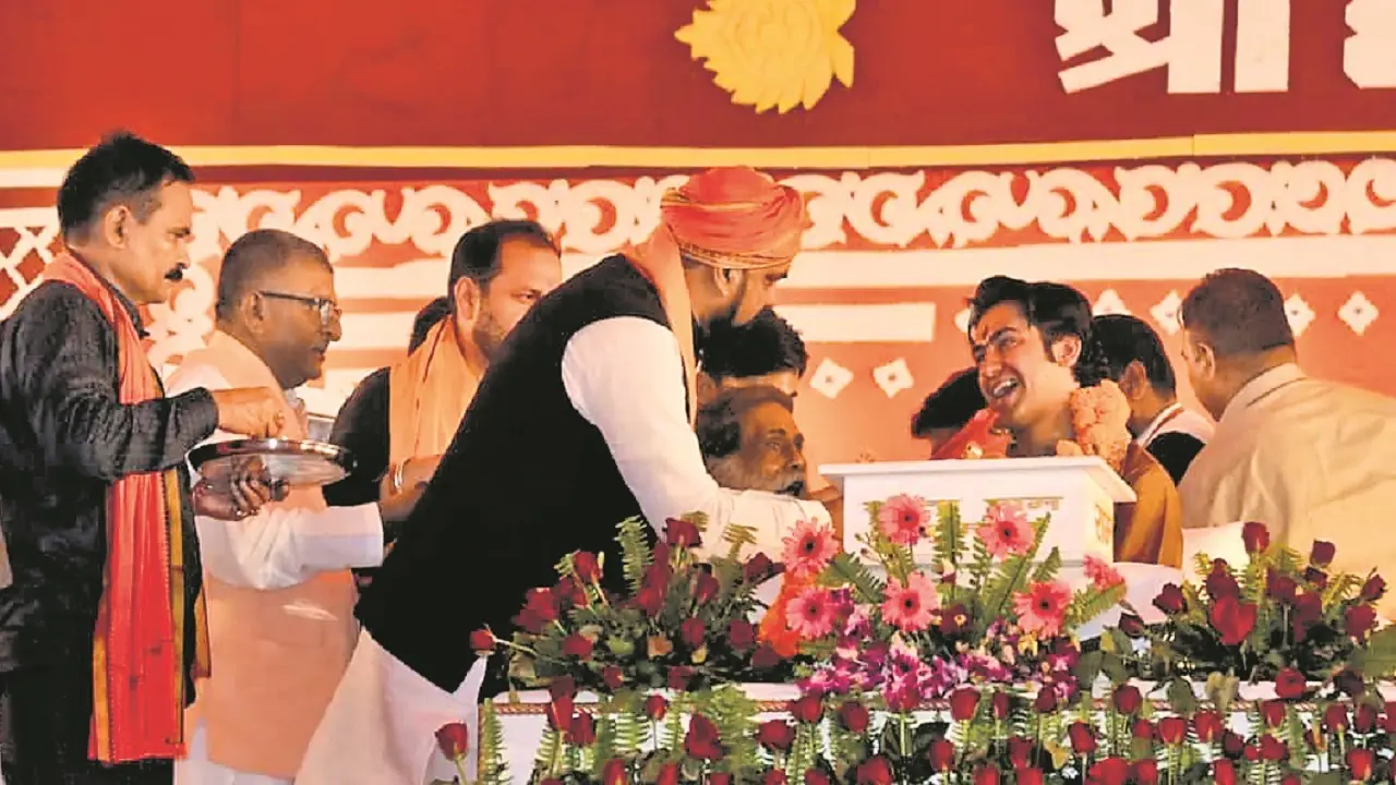 पटना: बागेश्वर सरकार के दरबार में पहुंचे कई राजनेता, डेढ़ लाख लोग पहले दिन कथा सुनने पहुंचे