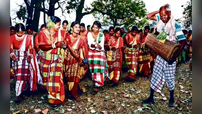 बाहा पर्व : बालों में सखुआ फूल लगाकर जमकर थिरके लोग, गांवों की समृद्धि की कामना की, देखें Pics