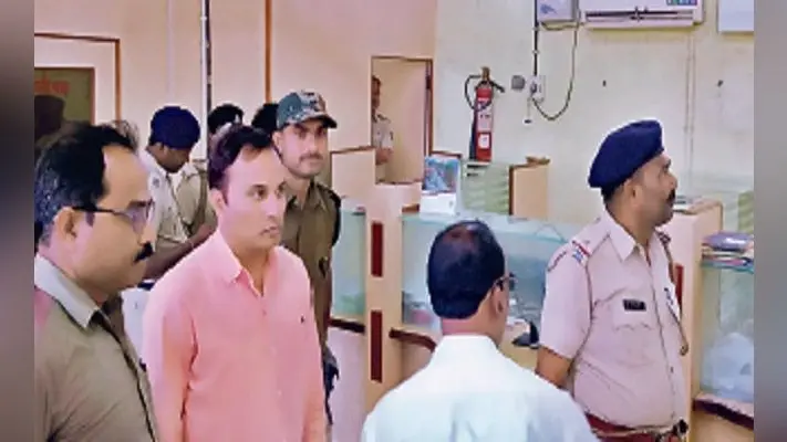 मैनेजर, कैशियर व ग्राहकों को बंधक बनाकर अपराधियों ने लूटा बैंक