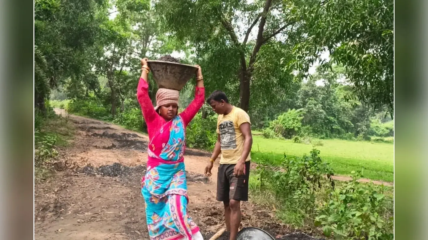 Photos : भाजपा विधायक चंदना बाउरी अपने पति के साथ सड़क मरम्मत कार्य में जुटी