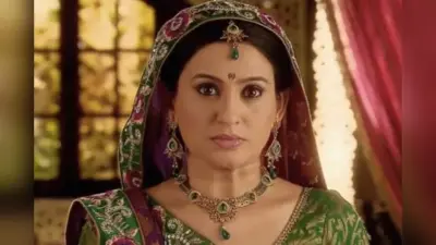 Balika Vadhu में सीधी-सादी दिखने वाली आनंदी की सास सुमित्रा अब हो गई हैं काफी बोल्ड, तसवीरों से नहीं हटेगी नजर