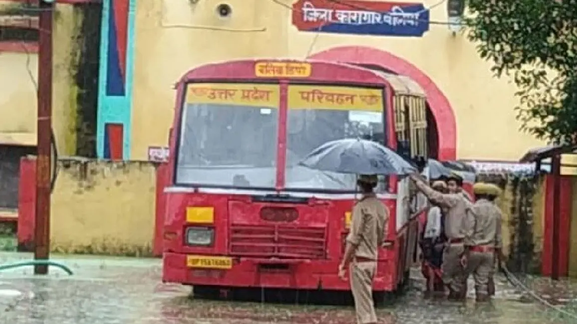 UP News: दरिया में तब्दील हुआ बलिया जेल, सभी 939 कैदियों को आजमगढ़ और अंबेडकरनगर किया गया शिफ्ट