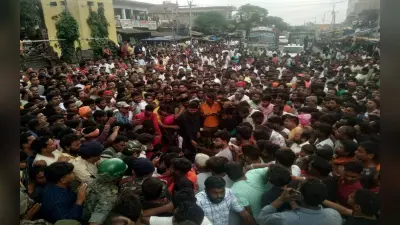 झारखंड : रांची में इलाजरत राजेंद्र साहू के निधन से गुस्साये लोगों ने बालूमाथ में सड़क किया जाम, फूंके वाहन