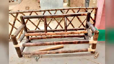 लोहरदगा में तुरी समुदाय की महिलाएं बांस से बना रहीं मोबाइल स्टैंड, सोफा व चूड़ी