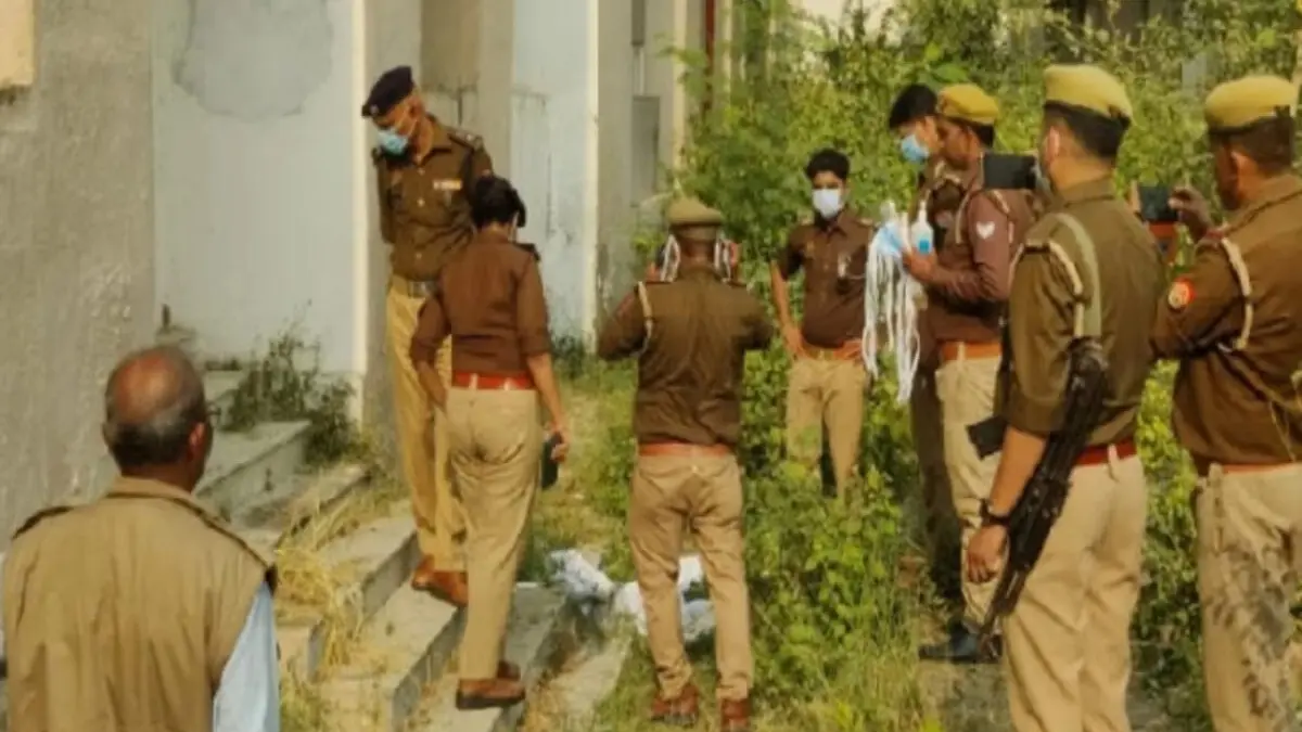 UP News: बांदा मेडिकल कॉलेज में बेटी के जन्म के बाद गायब हुई महिला, नाली में ऐसी हालत में मिला शव, मामला उलझा