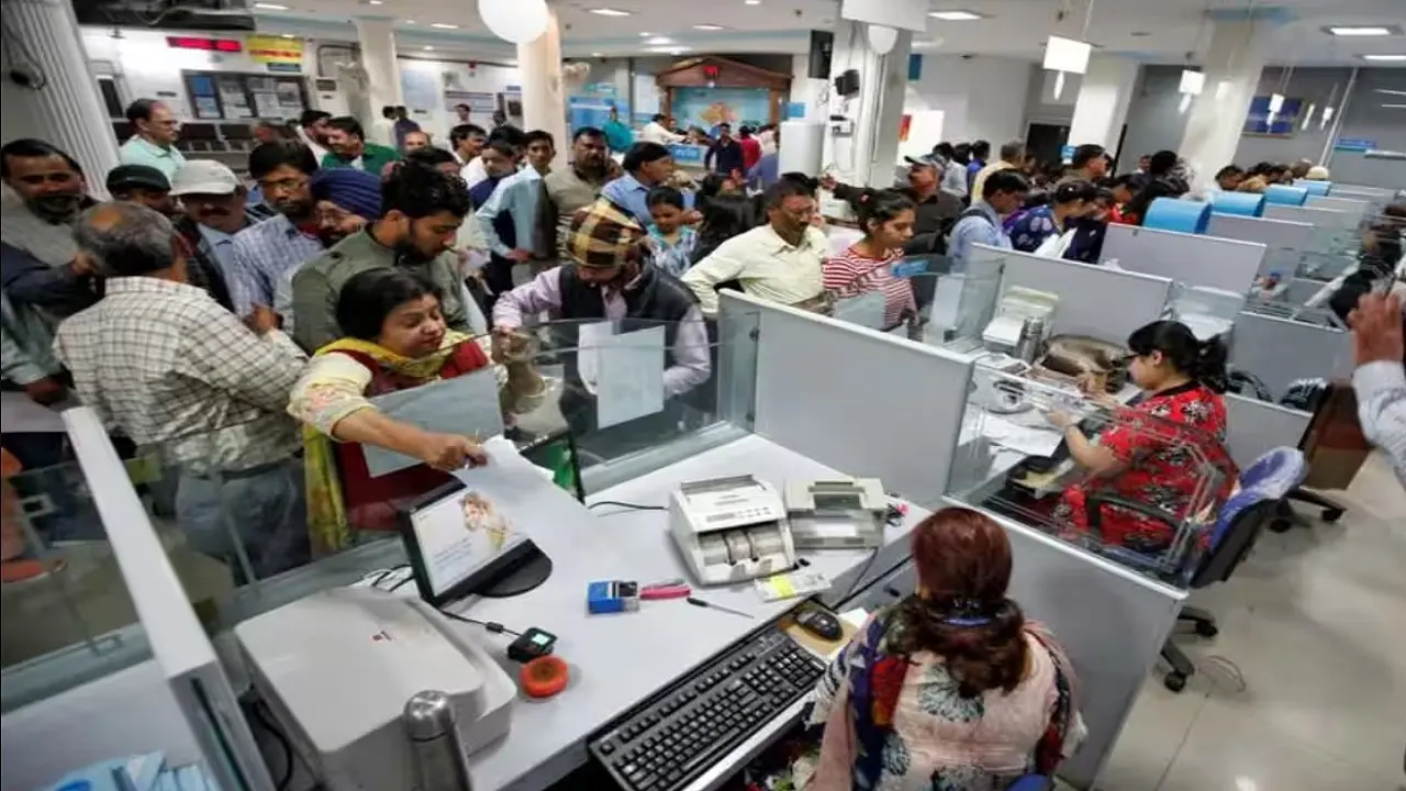 Banking: चालू वित्त वर्ष में कम रहेगा बैंकों का Credit Growth और ग्रॉस एनपीए, ICRA ने बतायी ये वजह