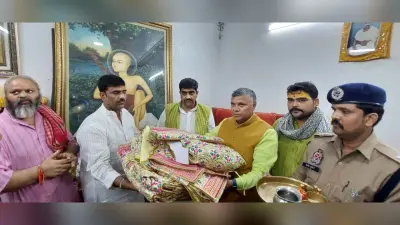 Krishna Janmashtami: बांके बिहारी की पोशाक कारागार मंत्री ने मंदिर प्रशासन को सौंपी, बंदियों ने किया निर्माण