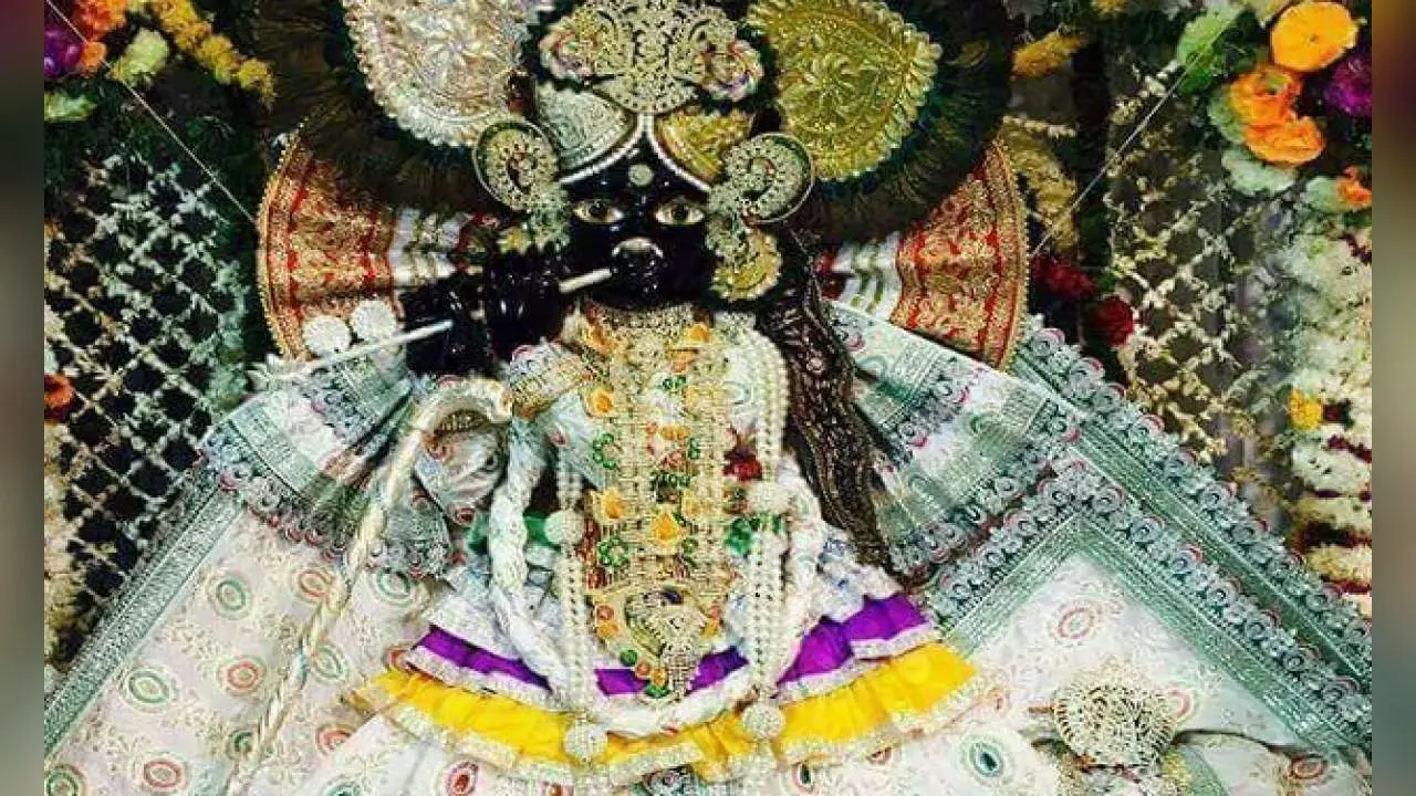 शरद पूर्णिमा पर चंद्रमा की रोशनी में नहीं होंगे बांकेबिहारी के दर्शन, ग्रहण के कारण एक साल करना होगा इंतजार