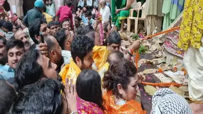 Mathura: हरे वस्त्र और आभूषण में 22 किलो सोना और 1000 किलो चांदी से बने हिंडोले में बांके बिहारी विराजमान