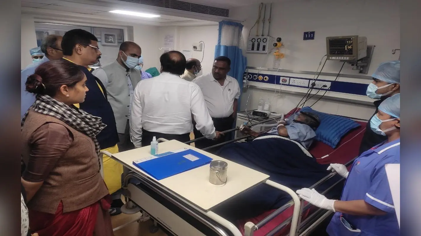 धनबाद अग्निकांड : मृत 14 लोगों का हुआ अंतिम संस्कार, घायलों से मिले स्वास्थ्य मंत्री बन्ना गुप्ता