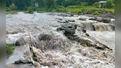 कोल माइंस का पानी छोड़ने से पाकुड़ की बांसलोई नदी हुई काली, DC ने गठित की जांच टीम