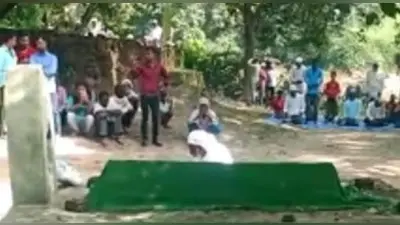 बुजुर्ग ने कर डाली अपनी मौत की भविष्यवाणी, देर तक कब्र के पास बैठे रहे, भीड़ देखती रही तमाशा
