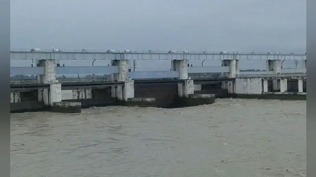 Flood in Bihar : गंडक बराज से छोड़ा गया 1.14 लाख क्यूसेक पानी, कई जगहों पर बाढ़ का खतरा