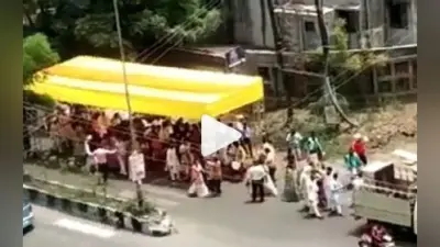 VIDEO: बारातियों को डांस करते हुए धूप न लगे, इसके लिए लड़के वालों का यह देसी जुगाड़ देख आप कहेंगे- वाह!