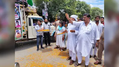 बरेली के बहेड़ी में मुस्लिमों ने कांवड़ियों पर बरसाए सौहार्द के फूल, हिंदू-मुस्लिम एकता का दिया पैगाम