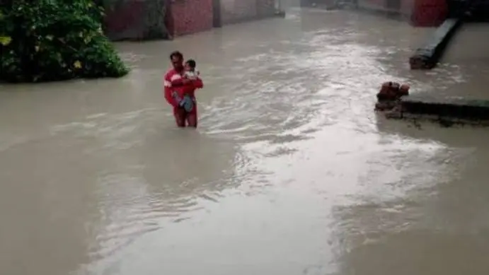बरेली में बाढ़ का कहर, उत्तराखंड के बैराज से पानी छोड़ने के कारण रामगंगा और किच्छा ने मचाई तबाही, फसलें जलमग्न