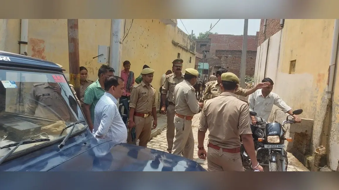 बरेली में पति-पत्नी और 3 माह की बच्ची की संदिग्ध हालत में मौत, सुसाइड या मर्डर? युवक का शव देख उलझा मामला