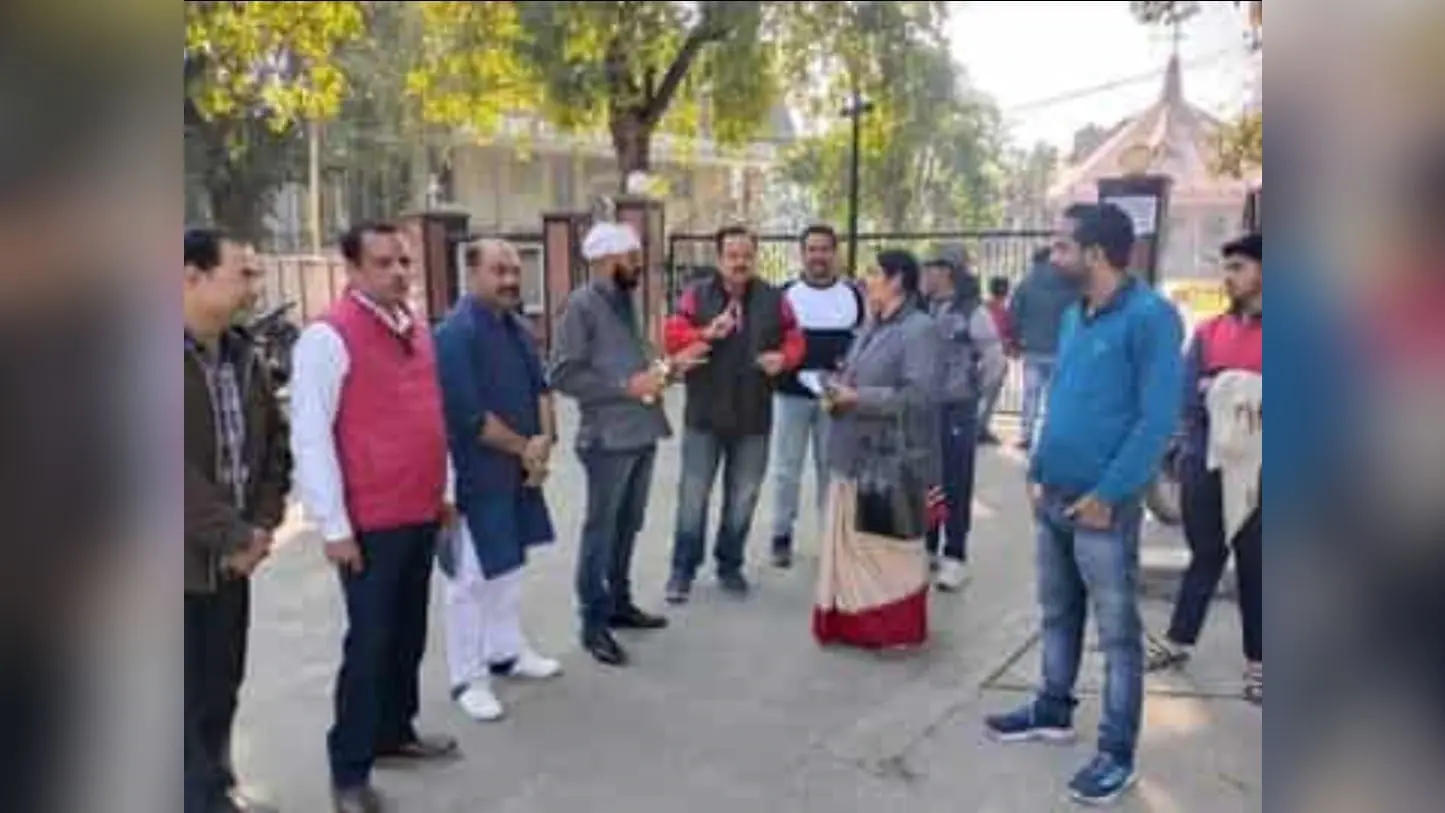 Bareilly News: बेटे की पिटाई से भड़के अभिभावकों ने कॉन्वेंट स्कूल में घुसकर टीचर को पीटा, अब मामला पहुंचा थाने