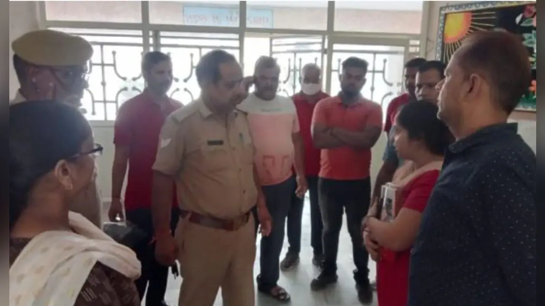 बरेली के राधा माधव स्कूल का अजब फैसला, फुल आस्तीन शर्ट पहने स्टूडेंट को स्कूल से निकाला, जानें पूरा मामला