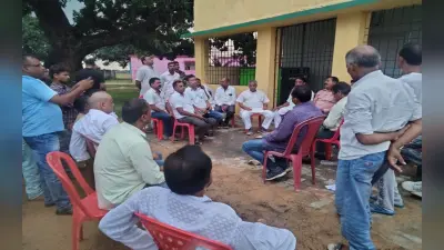 Jharkhand News: कोल्ड स्टोरेज में ताला लगा देख भड़के बरही विधायक उमाशंकर अकेला, विरोध में धरने पर बैठे