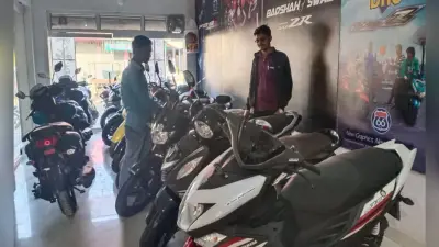 देवघर : धनतेरस को लेकर बाजार में रौनक, चारपहिया व दोपहिया वाहनों पर दिये जा रहे आकर्षक ऑफर