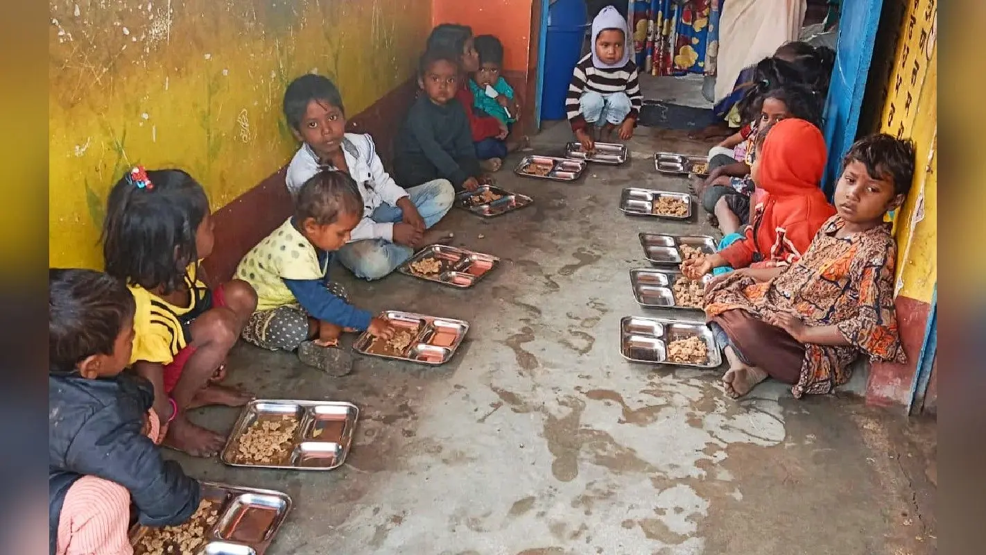 झारखंड में 5वीं कक्षा तक स्कूल बंद, कड़ाके की ठंड में ठिठुरते हुए नन्हे-मुन्ने पहुंच रहे आंगनबाड़ी केंद्र