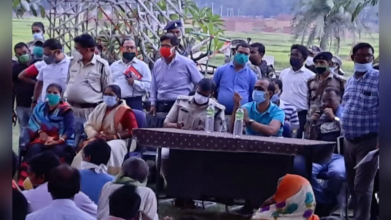 बड़कागांव के रैयतों एवं विस्थापितों का धरना जारी, डीसी-एसपी की वार्ता में भी नहीं बनी बात