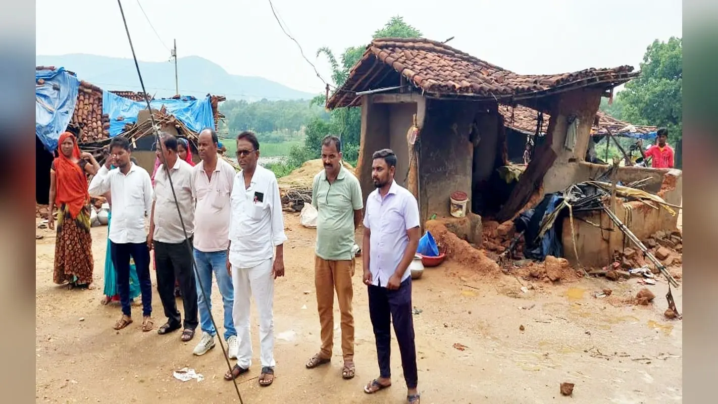 हजारीबाग के बरकट्ठा क्षेत्र में हाथियों का उत्पात, कई घरों को किया क्षतिग्रस्त, फसलों को पहुंचाया नुकसान