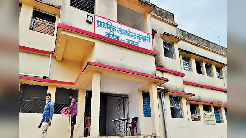 बसिया के कुम्हारी गांव में बने प्राथमिक स्वास्थ्य केंद्र के भवन पर ठेकेदार का कब्जा