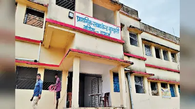 बसिया के कुम्हारी गांव में बने प्राथमिक स्वास्थ्य केंद्र के भवन पर ठेकेदार का कब्जा
