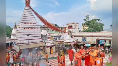 दुमका : शिवगंगा छठ घाट पर सामूहिक रूप से चलाया साफ-सफाई अभियान