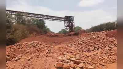 झारखंड : लोहरदगा में फल-फूल रहा बॉक्साइट का अवैध धंधा, वन क्षेत्र से खनन कर किया जा रहा डंप
