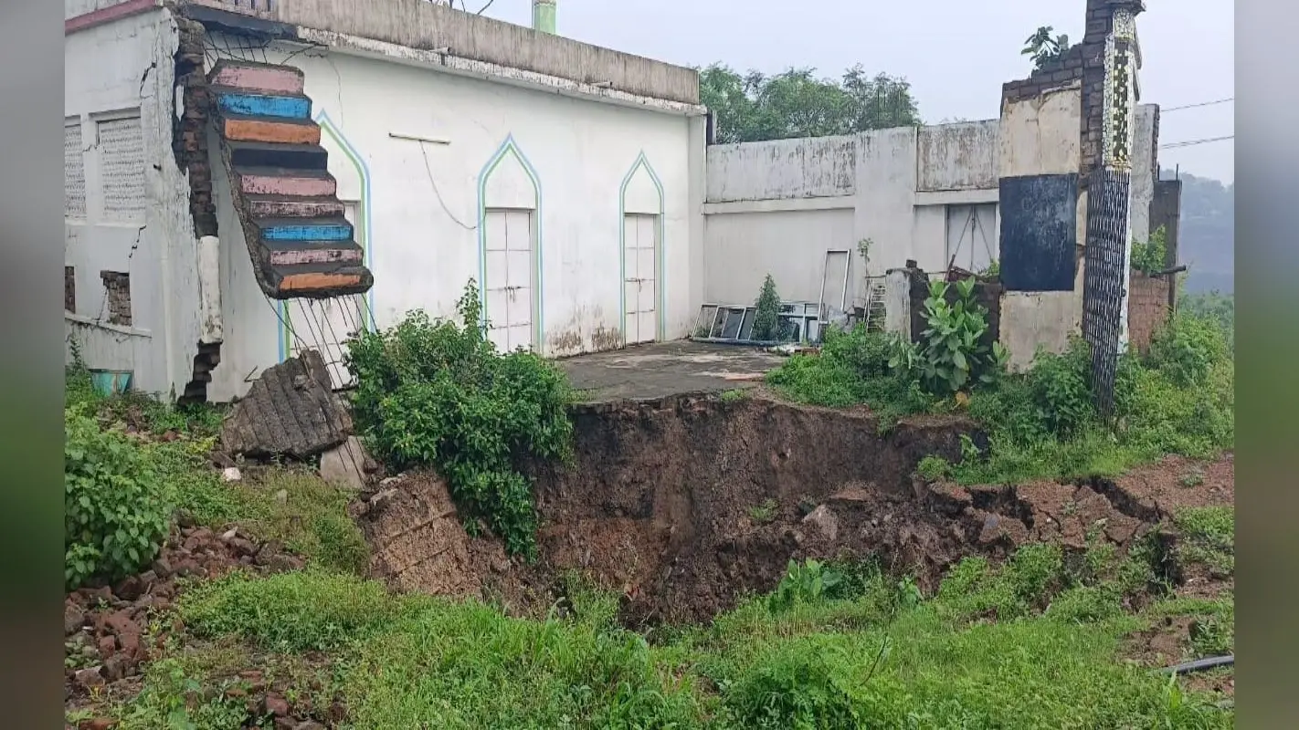 धनबाद : जामा मस्जिद के प्रांगण में जोरदार आवाज के साथ बना गोफ, दहशत में ग्रामीण