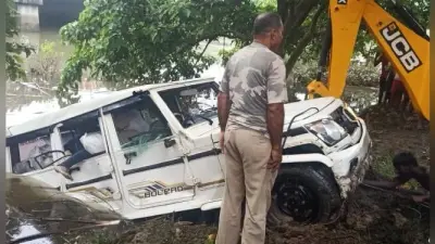 शराब से लदी बोलेरो बागमती में गिरी, एक व्यक्ति की मौत, जेसीबी लगा निकाला गया वाहन