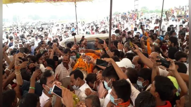 पूर्व केंद्रीय मंत्री का पार्थिव शरीर हाजीपुर पहुंचते ही लगे ‘रघुवंश बाबू अमर रहें’ के नारे, अंतिम दर्शन को उमड़ा जनसैलाब