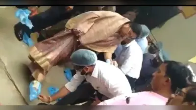 UP की महिला कल्याण मंत्री बेबी रानी मौर्य ने स्टाफ से उतरवाए शू कवर, वायरल वीडियो पर आ रहे कमेंट