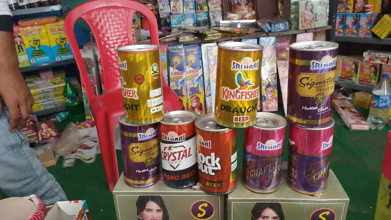 Deepawali 2022: बच्चों, बड़ों, बूढ़ों को भा रहा बीयर केन पटाखा, ढक्कन खोलते ही उसमें से निकलता है…