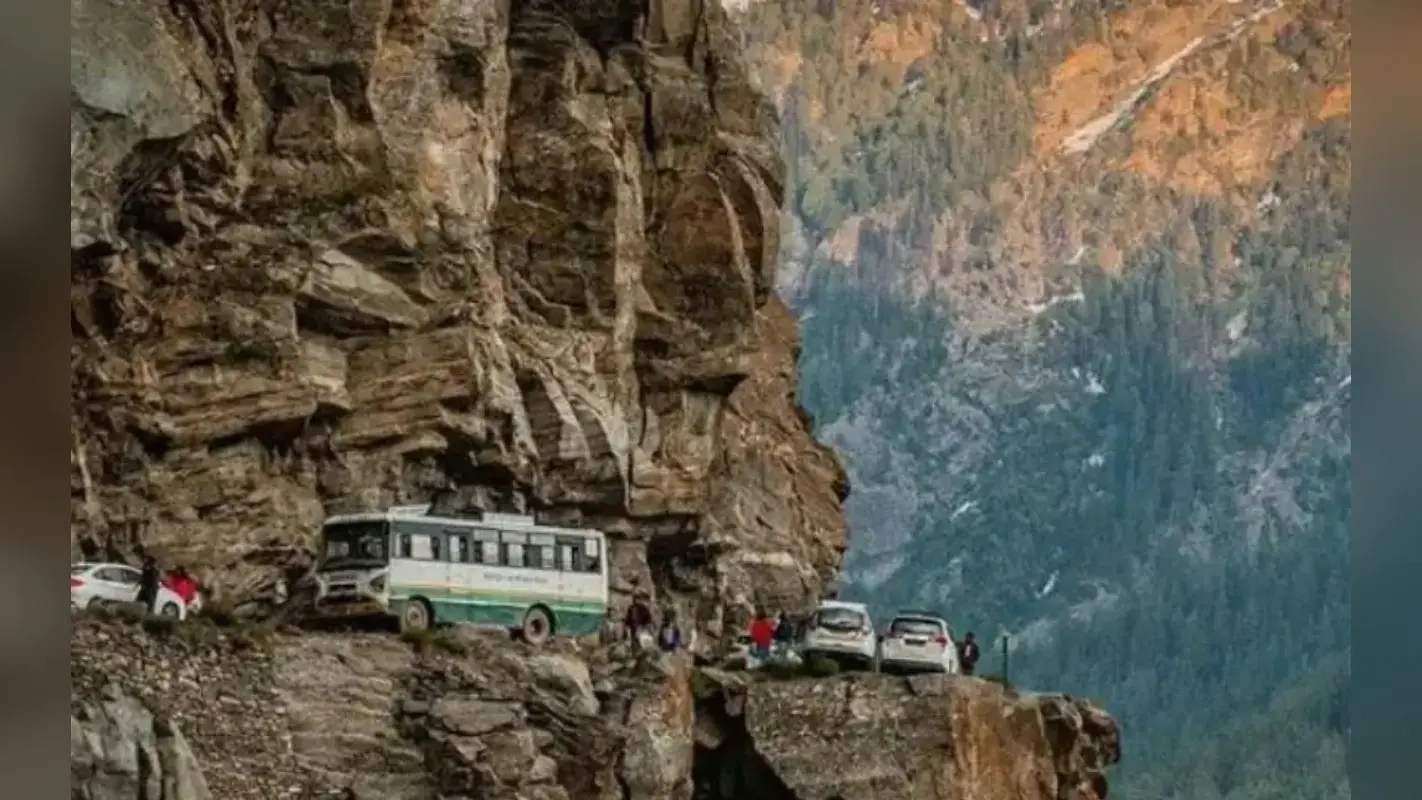 PHOTOS: भारत की 5 सबसे खतरनाक सड़कें, जहां ड्राइविंग करना यानी ‘जान की बाजी लगाना’!