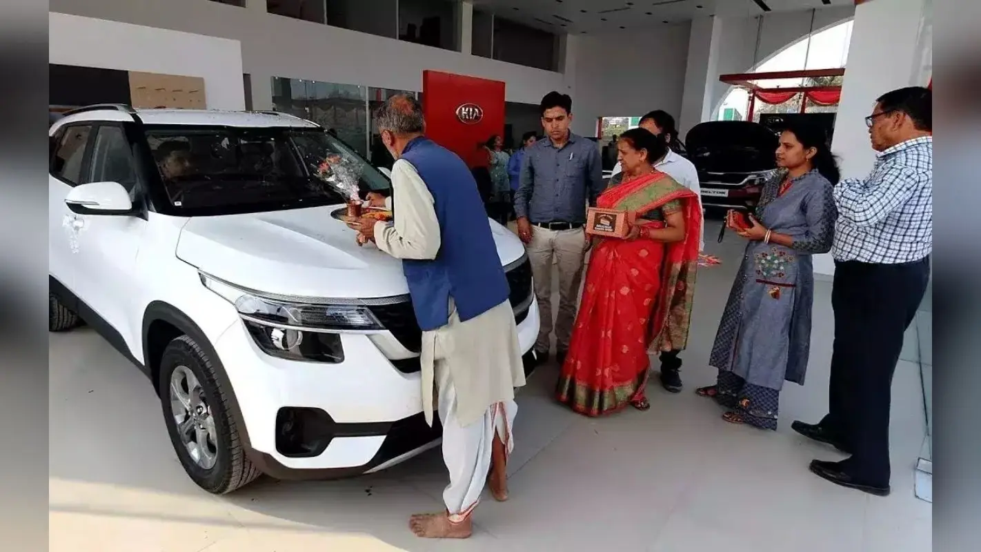 Dhanteras 2023: धनतेरस में कार या बाइक खरीदने से पहले करें ये काम, कई मुसीबतों से मिलेगा छुटकारा!