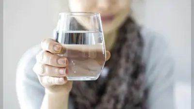 Drinking Water Benefits: सुबह खाली पेट पानी पीने के कई लाभ, त्वचा, पाचन तंत्र, वजन समेत इन रोगों का अचूक इलाज