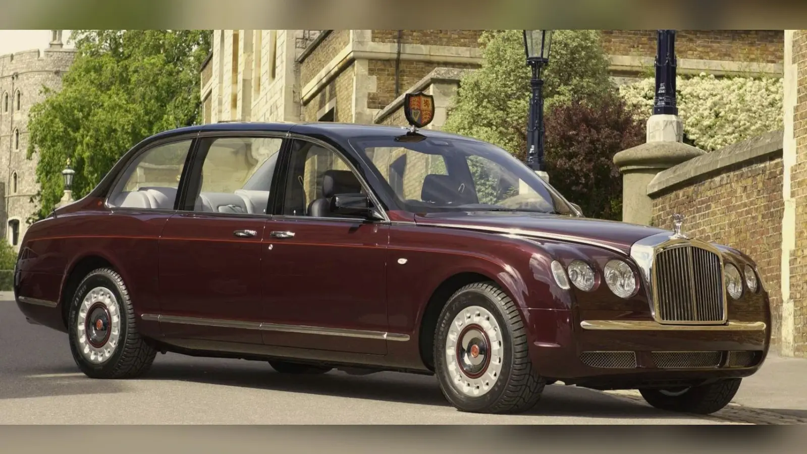 Queen Elizabeth II Car Collection: रॉयलटी के अलावा महंगी गाड़ियों की भी शौकीन थीं एलिजाबेथ II