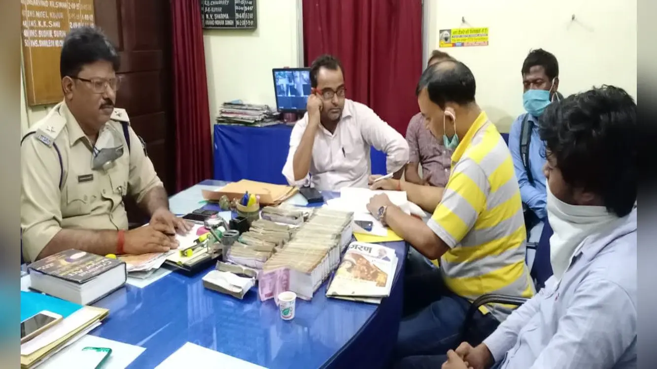बेरमो विधानसभा उपचुनाव के बीच वाहन चेकिंग के दौरान कार से मिले 16 लाख से अधिक, जांच में जुटी आयकर विभाग की टीम
