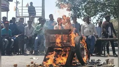 धनबाद : अतिक्रमण हटाओ अभियान का दुकानदारों ने किया विरोध, टायर जलाकर किया सड़क जाम