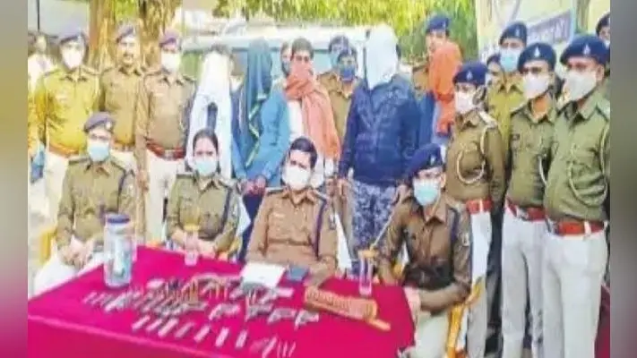 कुख्यात अपराधी के घर छापेमारी करने गई पुलिस दल पर बम से हमला, भारी मात्रा में हथियार बरामद, सहयोगी संग आरोपित गिरफ्तार