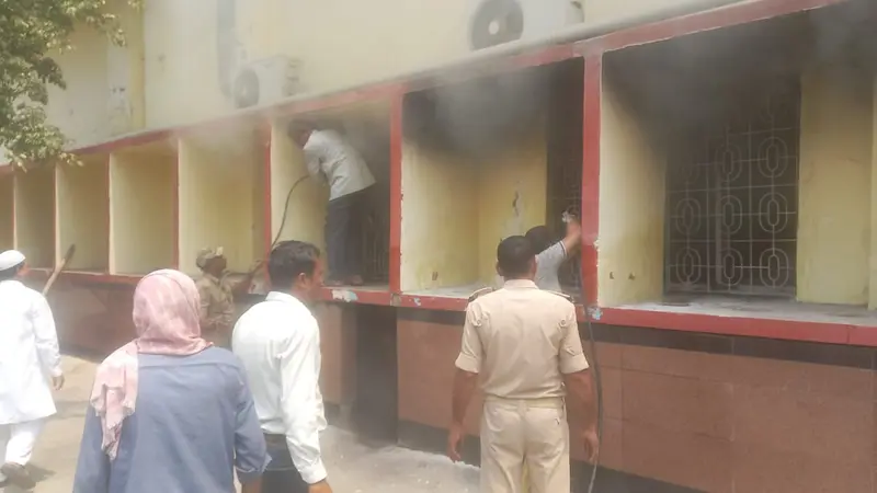 भागलपुर के अस्पताल में हाथ में हथियार लहराते पहुंचे जदयू विधायक गोपाल मंडल, देखें वीडियो